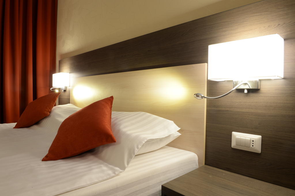 Hotel Galaxy Dumbravita  Bilik gambar