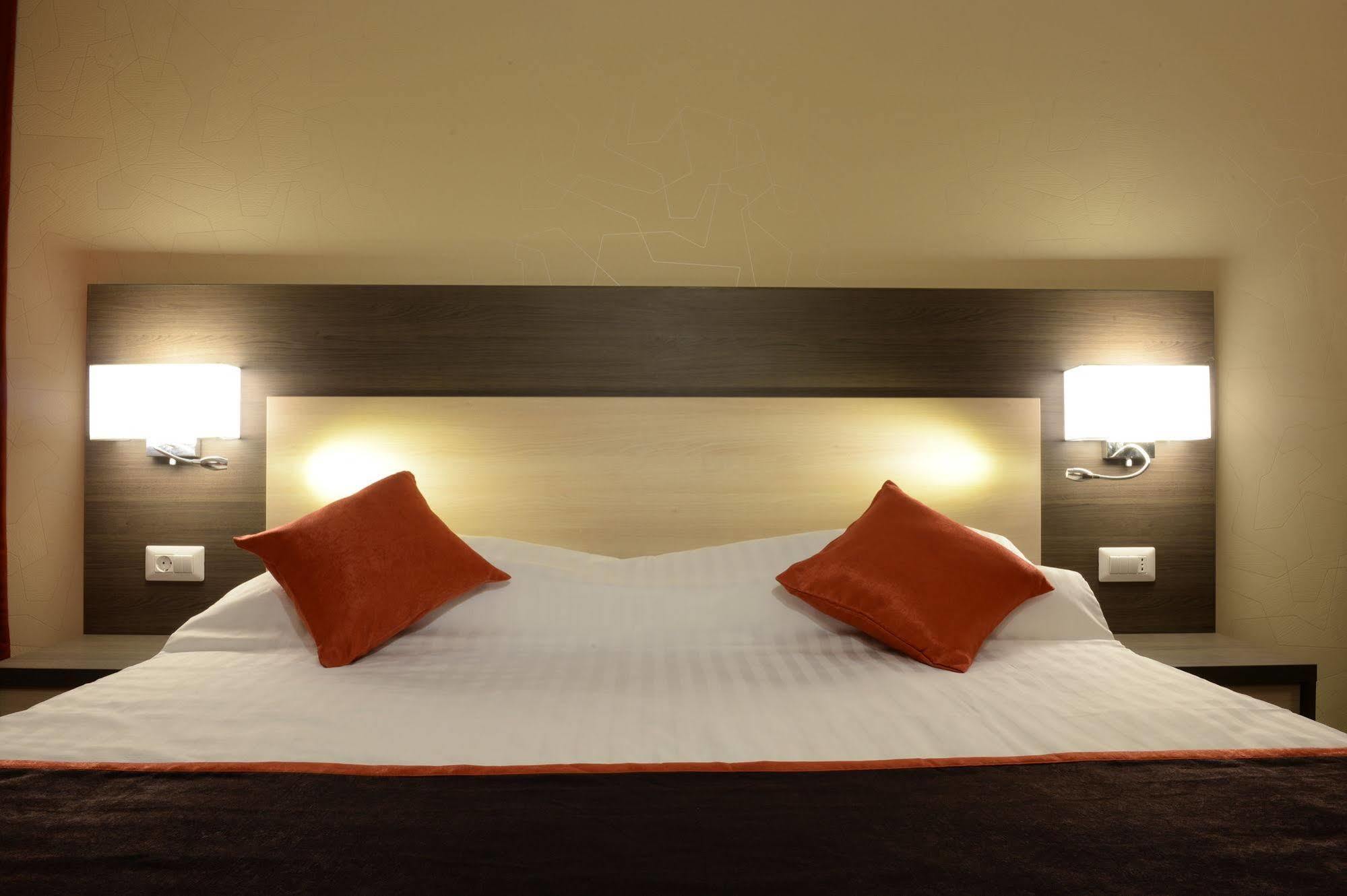 Hotel Galaxy Dumbravita  Luaran gambar